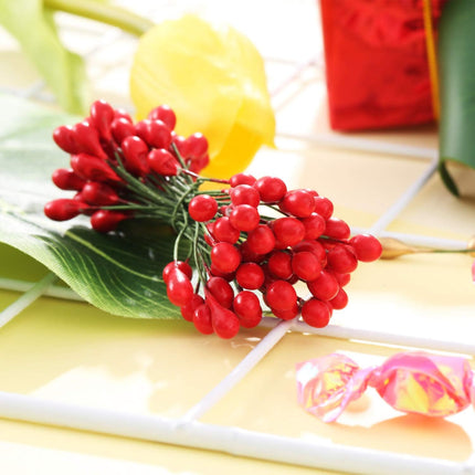 Patelai 800 Pieces Artificial Holly Berries Craft Berry Stems for Christmas Wedding Home Ornaments (Red)