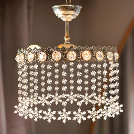 Nuenen 100 Pcs Christmas Hanging Crystals for Centerpieces Chandelier Clear Crystal Garland Strands Ornament Acrylic Clear Beads Prisms Pendant for Christmas Tree Window Home Decoration(Snowflake)