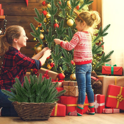 BSTCRAFT 50 Pack Artificial Pine Branches, Green Faux Pine Stems Christmas Plants Pines Needles DIY Accessories for Xmas Wreath Garland Home Decorations