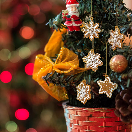 20 Pcs Christmas Gingerbread Snowflake Ornaments Mini Tree Hanging Decorations Silicone Christmas Ornaments Xmas Gingerbread Ornaments with Ropes for Christmas Tree Winter Crafts