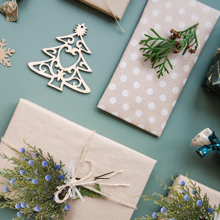 Lyrow 15 Pcs Artificial Pine Leaves Branches with Berries Artificial Juniper Cedar Spray Greenery Pine Twigs Stems Pick for Craft DIY Christmas Garland Wreath and Winter Indoor Outdoor Decorations