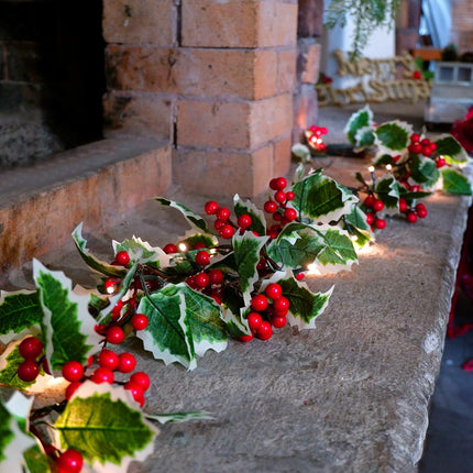 Juegoal Christmas Garland, 6.5FT Pre-lit Red Berries & Holly Leaves Garlands, Artificial Lighted Berry Garland Battery Operated with Timer, Indoor Outdoor Fireplace Gate Home Winter Year Decor