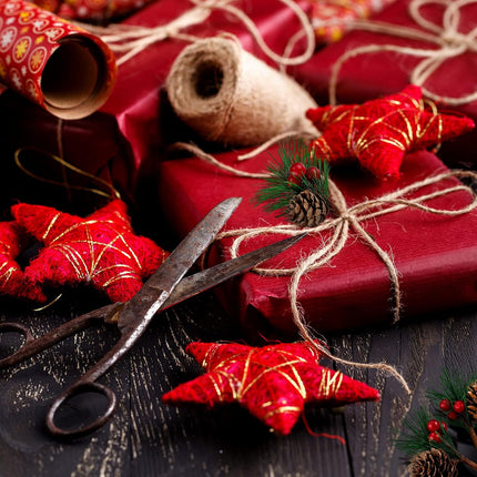 30 Pieces Christmas Artificial Pine Needle Artificial Pine Stems and 2 Pieces Hemp Rope for Xmas Party Wrapping Decor Wreaths Arrangement Tree Ornaments Wedding Supplies (Red)