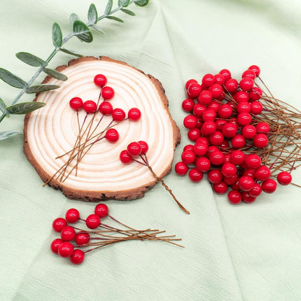 Quacc 100pcs Red Artificial Holly Berries Lovely 0.4" Fake Berries on Wire Realistic Berries for Christmas Tree Garland Flower Wreath Decorations Wreath DIY Craft Use