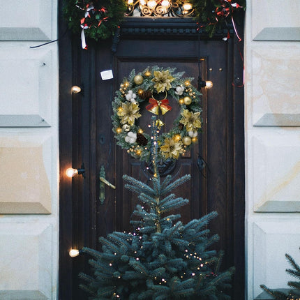 Veryhome Christmas Wreath Lights Winter Wreath, Christmas Wreaths for Front Door, Xmas Wreath with Pinecones and Gold Accents with LED Lights - Perfect for Fireplace Indoor Outdoor Holiday Decor